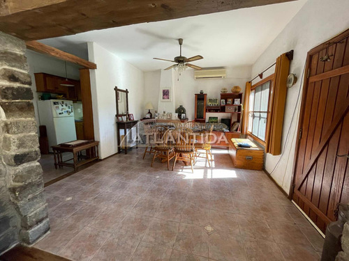 Hermosa Y Grande Casa A La Venta, Ubicada En Pinares Atlántida, 5 Dormitorios, 3 Baños, Frente Y Fondo. Inm Atlántida.