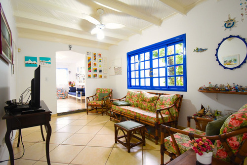 Casa Com Piscina À Venda Na Deslumbrante Praia De Peruíbe.