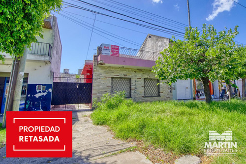 Casa 3 Ambientes Con Cochera Para Mejorar. Zona Comercial.