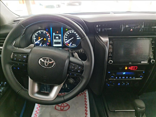 Toyota Hilux SW4 2.8 D-4D TURBO DIESEL SRX 4X4 AUTOMÁTICO