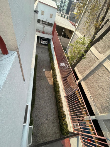Casa Con Uso De Suelo Para Oficinas 839 M2 En Las Lomas De Chapultepec.