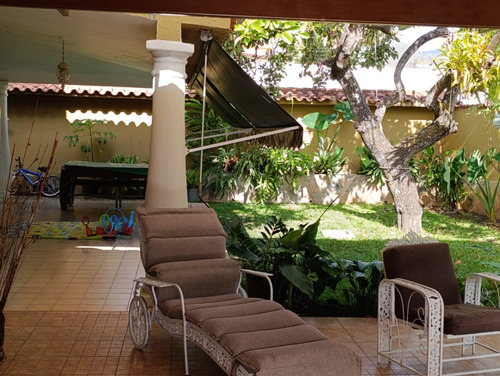 Casa En Venta En Valles De Camoruco Calle Cerrada Mcc