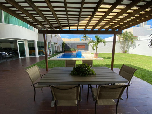 Residencia En Venta En Costa De Oro, Alberca, Jardín, Cochera Para 5 Autos.