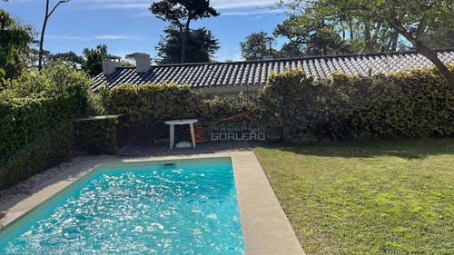 Casa En Alquiler De Verano En Punta Del Este, Zona Playa Mansa Con Parrillero Y Piscina, 5 Dormitorios