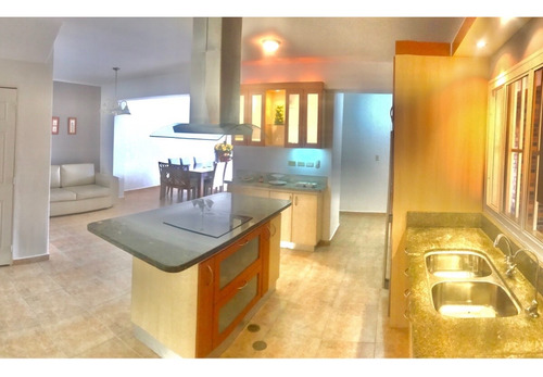 En Venta Casa De 2 Plantas Precio De Oportunidad, Cocina Concepto Abierto, Calle Cerrada, Urbanización Alto Hatillo. Ln