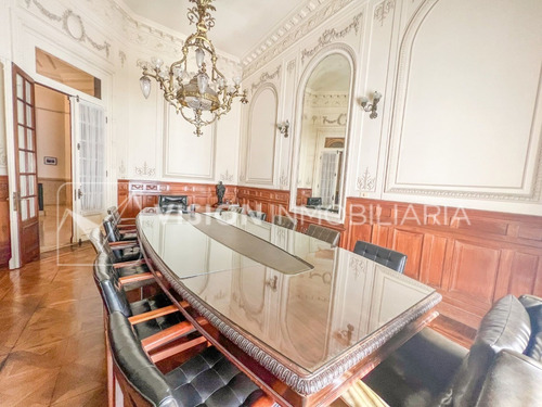 Imagen 8 de 14 de Casona Casa Mansión Amueblada De 811 M2 Con 690 M2 Interiores Para Sede De Empresa Cowork Hotel Ciudad Vieja Montevideo. Planta Principal De 212 M2 Totalmente Reciclada Y Actualmente En Uso. Reciclaje