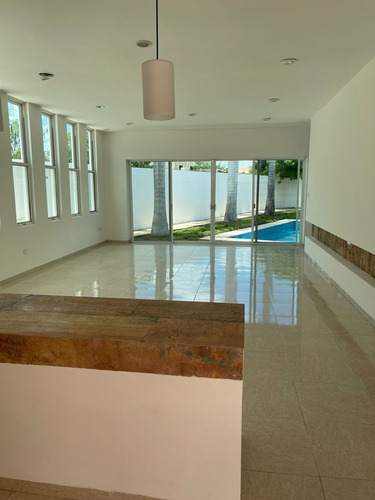 Imagen 21 de 26 de Casa En Renta De Una Sola Planta Con Alberca Zona Norte Meri