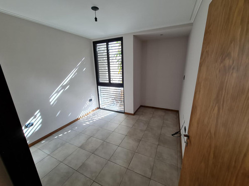 Entrada Independiente, Jardín En Esquina, Estar Comedor, Cocina, Dos Dormitorios, Equipado