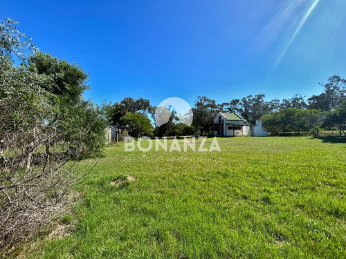Casa En Venta A Tres Cuadras De La Playa. Piriápolis - Punta Negra. 1590 Metros Cuadrados De Terreno.