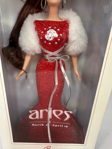 Barbie Zodiaco Aries 2004 Pelo Cafe Vestido Rojo (Usado)