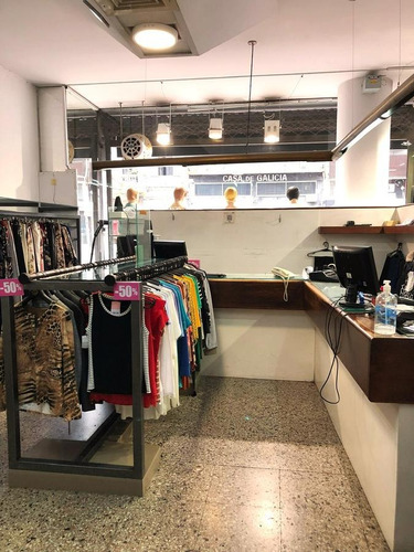 Imagen 5 de 10 de Venta Local Centro Sobre 18 De Julio Gran Vidriera