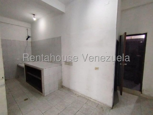 Daniela Linarez Alquila Locales Comerciales En Pleno Centro De Barquisimeto Dispone De 100m2 Zona De Alta Circulacion Y Actividad Comercial Con Todos Los Servicios Basicos