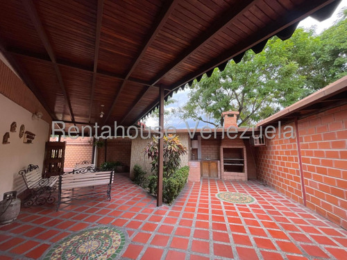 Jip 25-16988. Rent-a-house Vende Hermoso Townhouse De 261 Mts2, 5 Hab, 4 Baños, El Urbanismo Cuenta Con Cancha, Parque Infantil Conectado A Pozo Y Mucho Mas. En Urb. Araguama Country, Maracay.