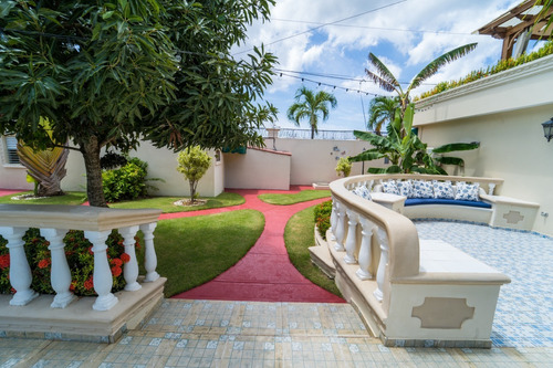 Imagen 25 de 26 de Confortable Mansión En San Isidro En Venta 2 Salas, Cocina, 6 Habitaciones Con Baños, 3 Cuartos De Servicio Con Baños, Terraza, Piscina, 2 Baños Por La Piscina, Marquesina 4 Carros, Paneles Solares.