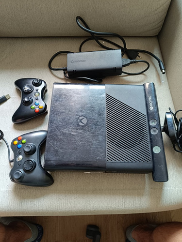 Xbox 360 Super Slim Com Kinect E 2 Controles, Com Defeito 0031 Preto (Usado)