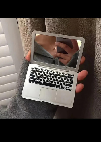 Espejo De Bolsillo Portatil En Forma De Lap Top Color Gris Gris