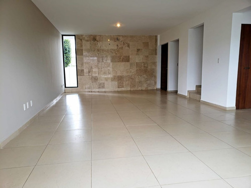 Imagen 2 de 21 de Se Vende Casa En El Refugio, Alberca, Frente Al Parque, Segu