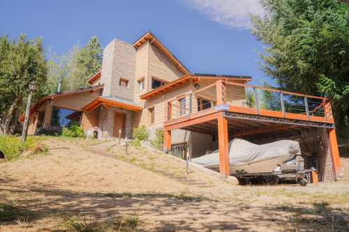 Amplia Casa En Barrio Ruca Hue - San Martín De Los Andes