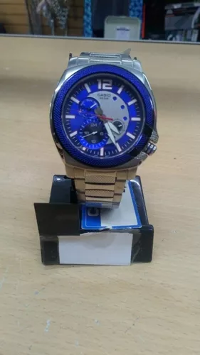 Reloj Casio de hombre con malla de acero.