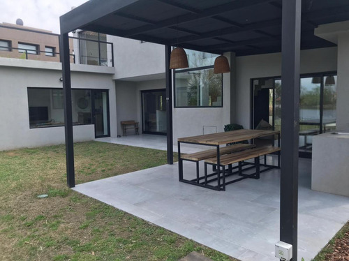 Casa En Venta En El Barrio San Francisco, Villa Nueva, Tigre