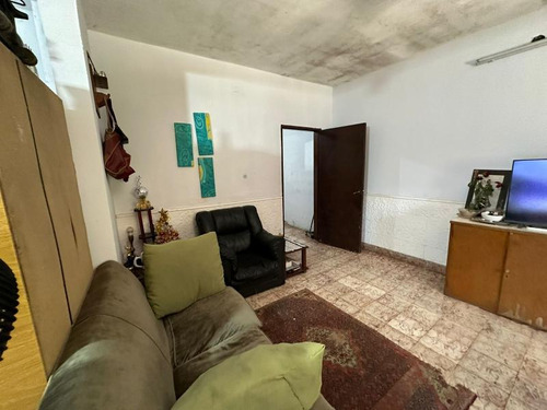 Casa En Venta - 2 Dormitorios 2 Baños - Cochera - 390mts2 - Glew, Almirante Brown
