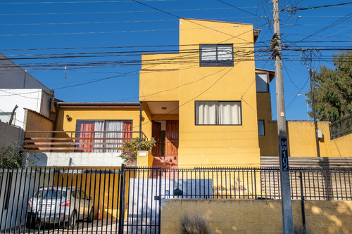 Gran Casa De Dos Pisos En Excelente Sector De Concón