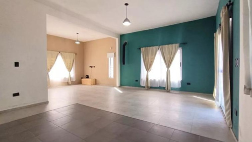 Casa En Venta - 2 Dormitorios 1 Baño - Cochera - 800mts2 - Paso Del Rey