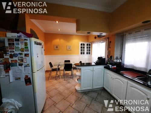 Casa De Cuatro Ambientes En Venta- Villa Luzuriaga. Importante Propiedad, Renta Asegurada!