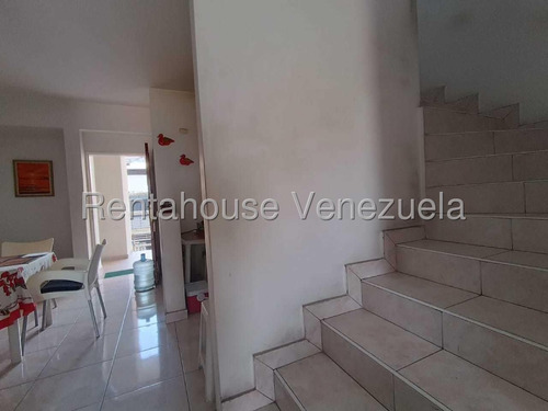 Apartamento En Venta De Dos Niveles A Remodelar A Su Gusto En Zona Norte De Maracay Urb Andrés Bello Invierte Seguro Nela 25-16098