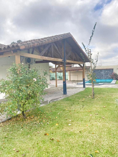 Casa En Venta De 5 Dorm. En Curicó