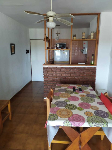 Imagen 3 de 10 de Vendo Departamento De Dos Amb Al Frente C/ Cohera Cubierta!!
