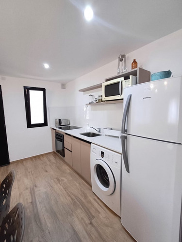 Ph 1 Ambiente Dividido, A La Calle, En Planta Baja Con Entrada Independiente En Barrio Pompeya