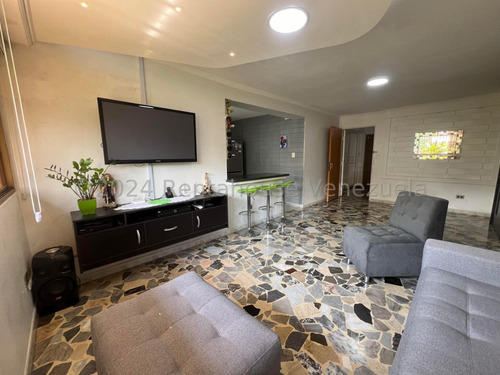 Bello Apartamento Actualizado En La Urbina.  Mls#24-22850 Lp