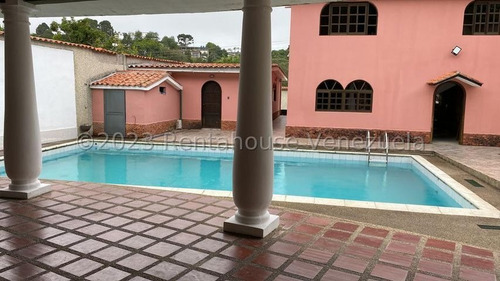 Casa En Venta Con Amplias Áreas Verdes Con Piscina Colinas De Carrizal, Carrizal Altos Mirandinos