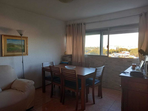 Apto 2 Dormitorios 8vo Piso, Excelente Ubicación
