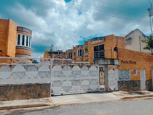 V.larez Vende Townhouse En El Parral,  Resd. Villas Porta Nova.