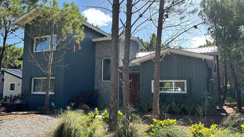 Casa En Venta - 4 Dormitorios 2 Baños - 900mts2 - Pinamar