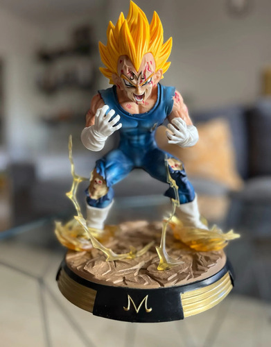 Figura Dragon Ball Z Vegeta Gigante Saiyan En Pedestal 28cm
