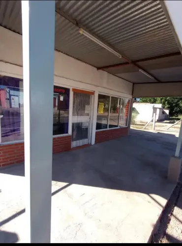 Casa Lista Para Habitar, Con Local Funcionando Como Negocio, Amplio Terreno Para Proyecto De Negocio. Canchas , Cabañas , Piletas Etc. Sobre La Ruta 40 Zona Turística Todo El Año. - foto 1
