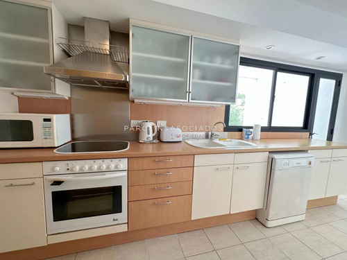 Apartamento En Venta En Primera Linea De Brava De 3 Dormitorios Edificio Arenas Blancas, Punta Del Este.
