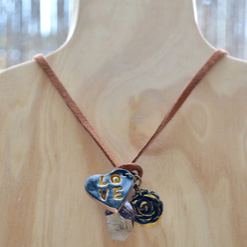 Imagen 6 de 6 de Collar Love, Con Corazon, Piedra Cuarzo Y Flor, Cod1