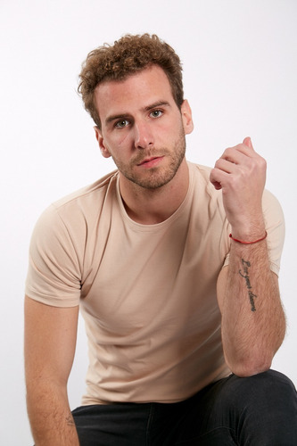 Imagen 2 de 5 de Remera Premium Hombre ALG. Elastizada Entallada / Slim Fit