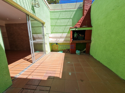 Vende Casa 3 Dormitorios, Patio Con Parrillero Y Garaje