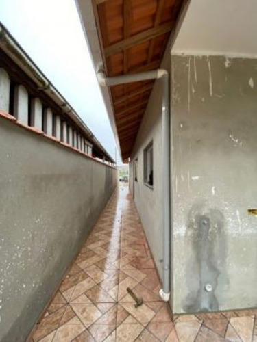 Imagem 10 de 17 de Casa No Bairro Savoy, Em Itanhaém, Litoral Sul De São Paulo, Localizada No Lado Serra. Possui Piscina, Churrasqueira E Vaga Para 02 Automóveis.
