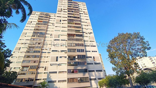 Apartamento En Venta En Av. Lara De Barquisimeto Tres Amplias Habitaciones Con Closet, Dos Baños, Cocina De Mampostería, Piso De Granito, Vista Panorámica A La Avenida Y En Piso Bajo Gabriela C.