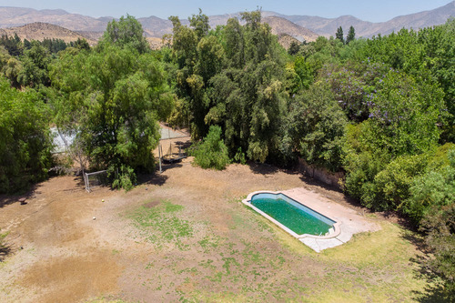 Vive Seguro En Chicureo: Casa Chilena En Condominio Central
