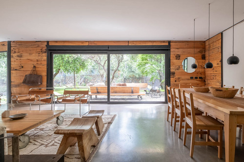Casa Con Un Diseño Único Y Amplios Espacios