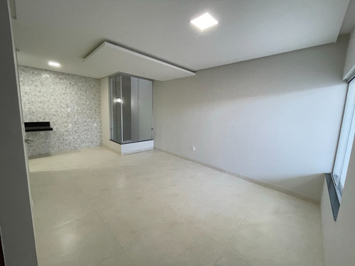 Lindos Sobrados De Alto Nível, Com Garagem Para 2 Carros, 3 Quartos Sendo 1 Deles Suíte, 3 Banheiros E Cozinha Integrada Com Sala.