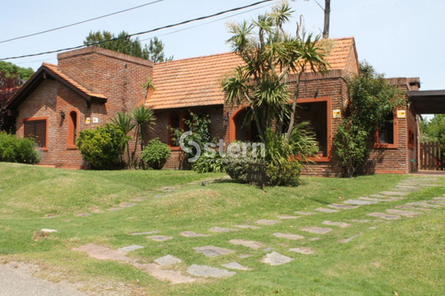 Imagen 1 de 28 de Hermosa Casa En Zona Residencial Cerca De Colegios. 3 Dormitorios. 2 Baños.
