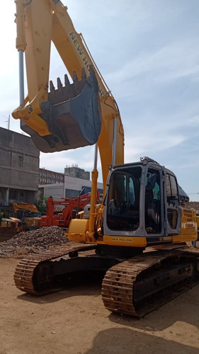 Escavadeira New Holland E215b 2011/12 11.305 Hs* Ar* Repasse
